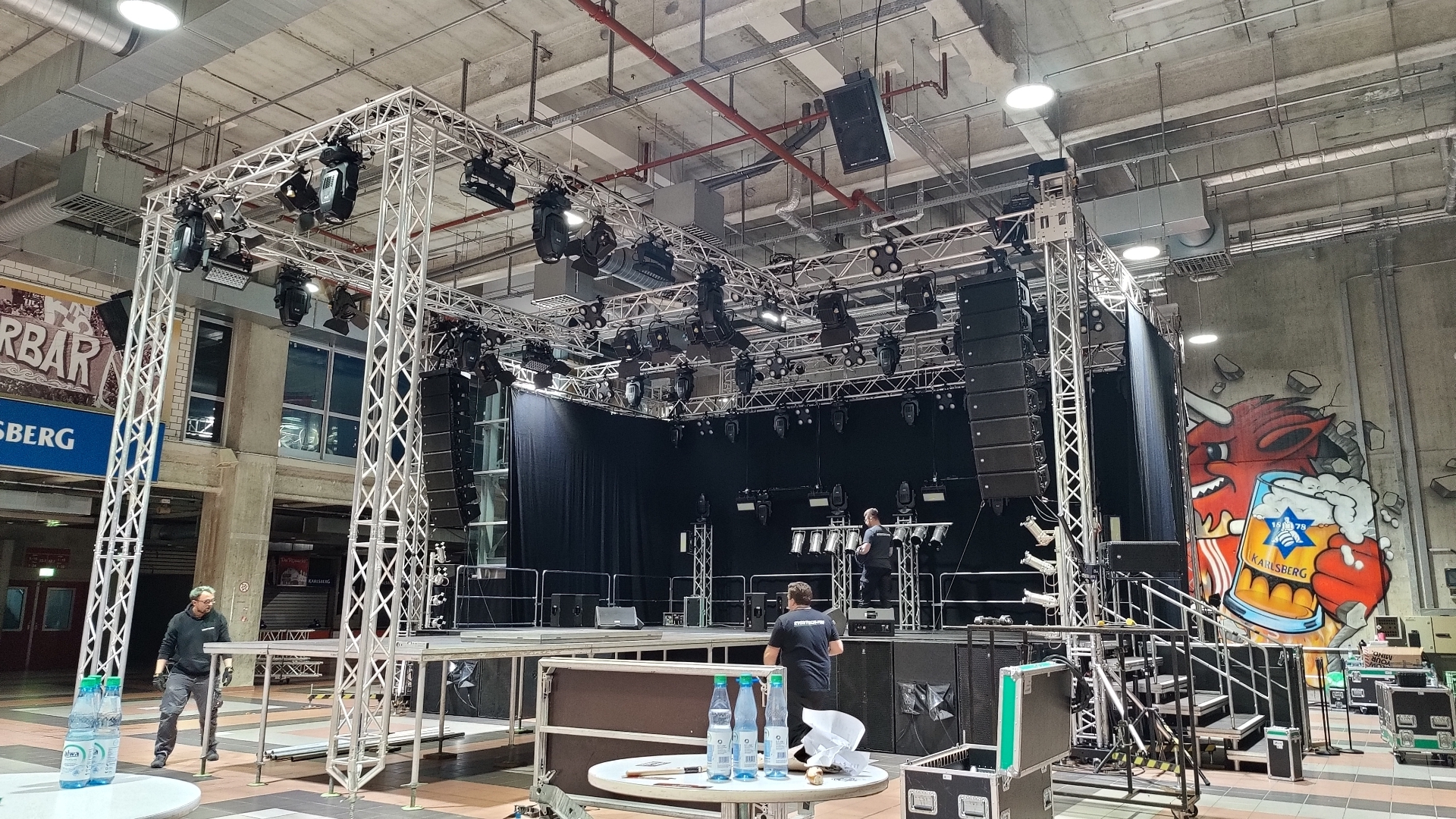 Bühne mit Lichtdesign bei einer Abendveranstaltung